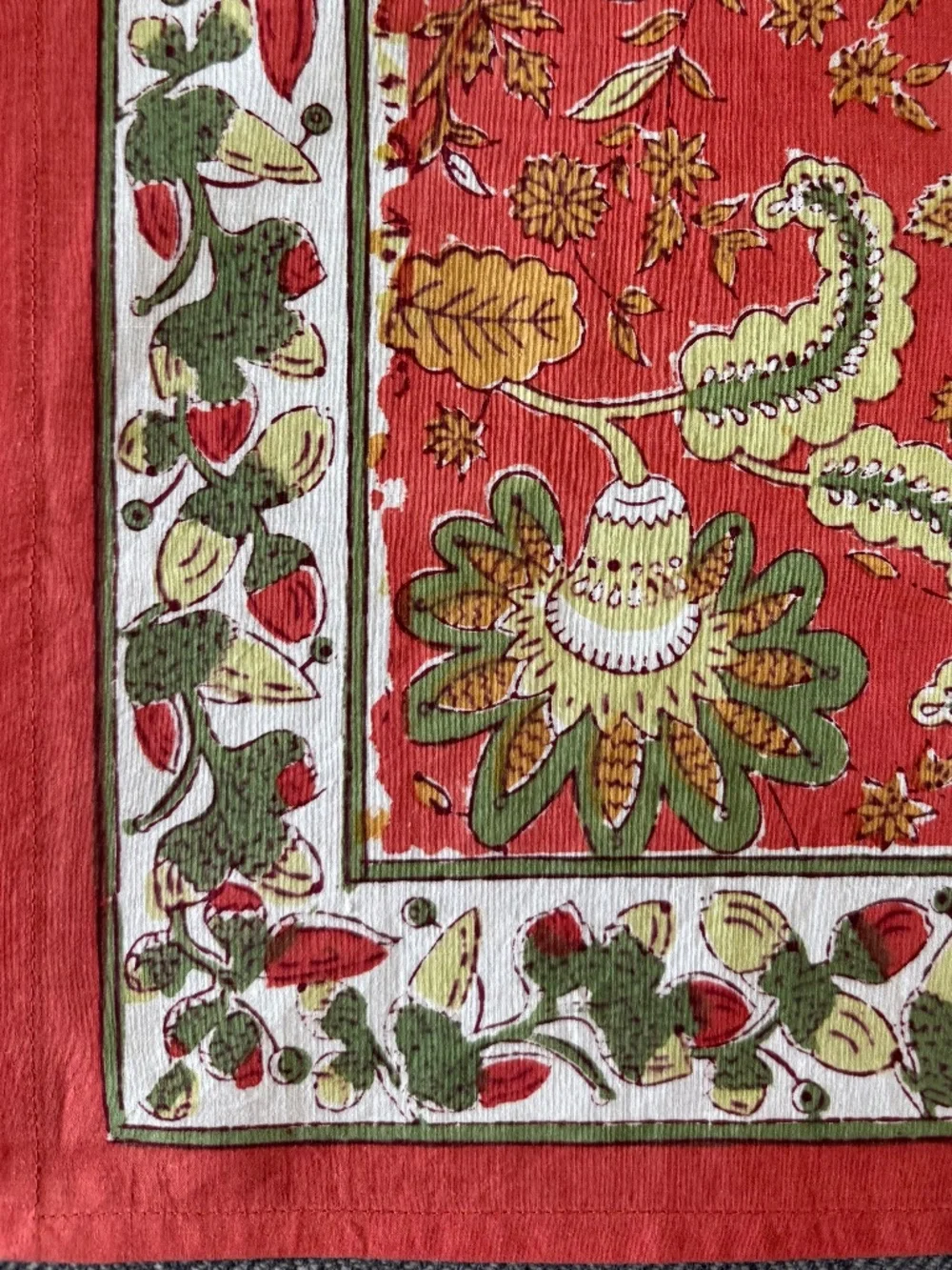 NWOT, DARLING HAND BLOCKED/PRINTED FALL FLORAL NAPKIN